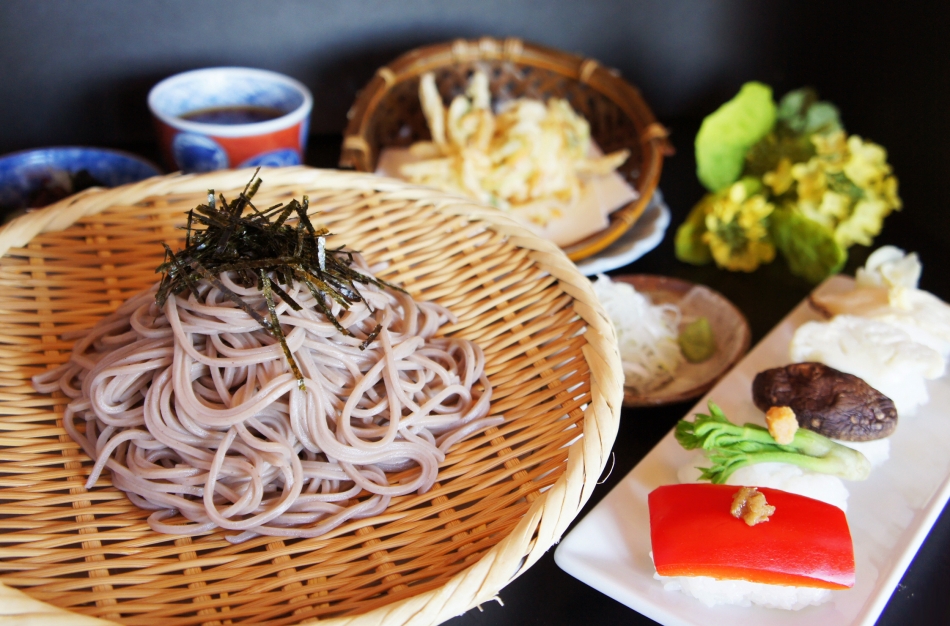 【季節限定】蕎麦（又はうどん）と春野菜の握り寿司　桜海老のかき揚げセット